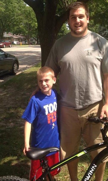 Packers' Linsley befriends local kid with sick mother, buys him bike